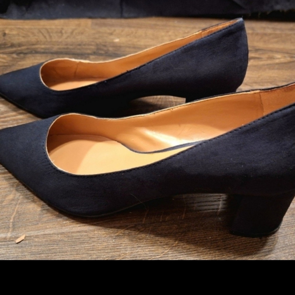 NINE WEST NAVY BLOCK HEELS. 8 M